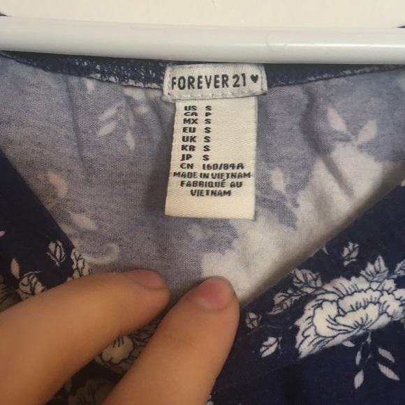 Forever 21 blue and white floral t-shirt - Picture 3 of 3